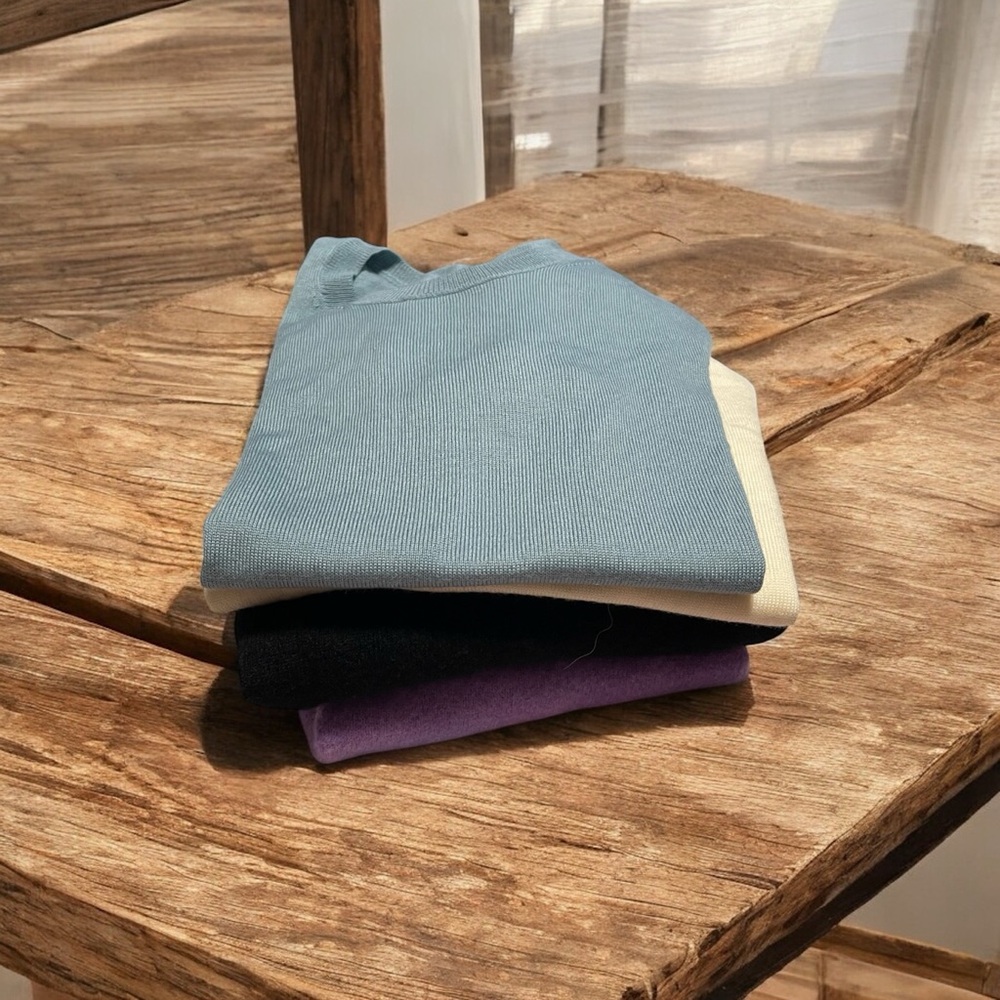 Brooks Brothers light blue blouse este a fine Italian merino